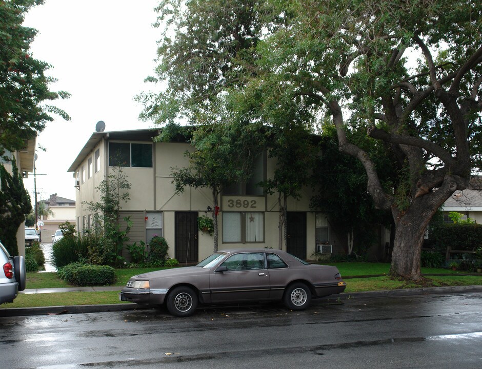 3892 Green Ave in Los Alamitos, CA - Foto de edificio