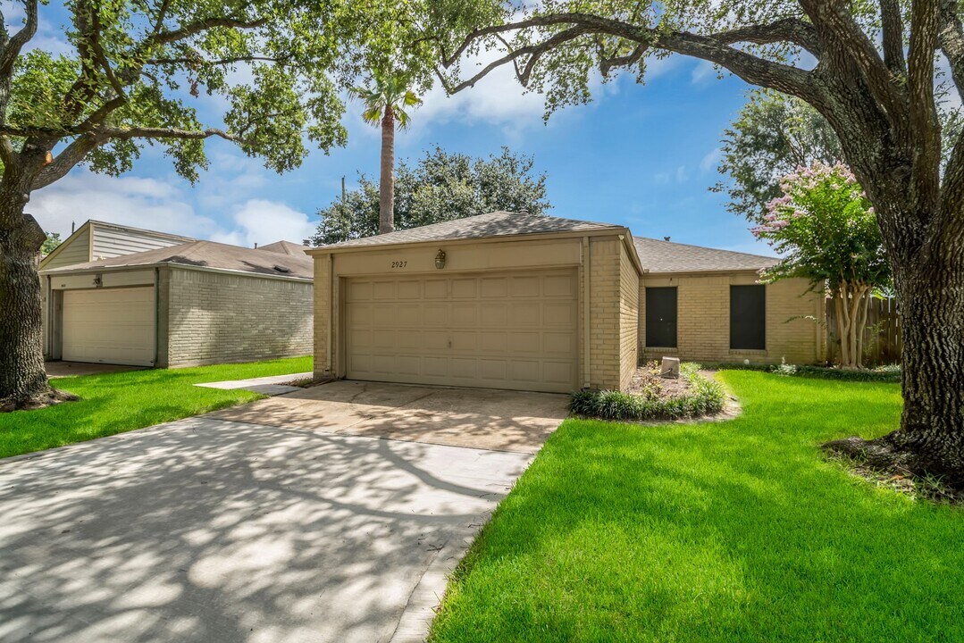 2927 Shadow Trail Dr in Houston, TX - Building Photo