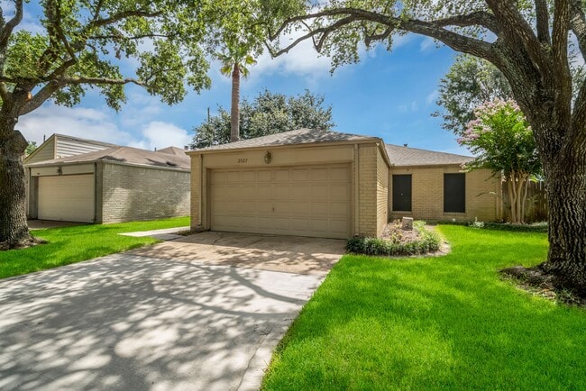2927 Shadow Trail Dr