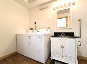 504 Decorah Ave in Decorah, IA - Building Photo - Building Photo