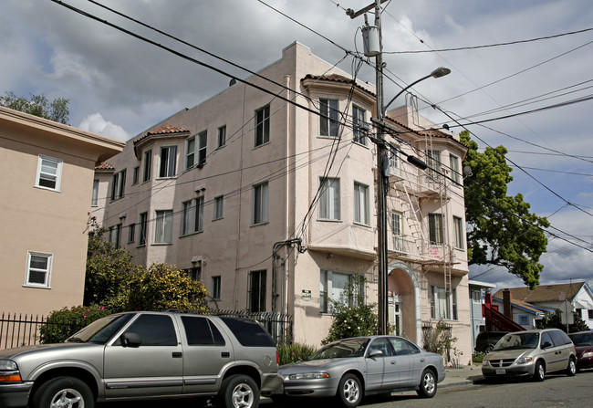 Villa Mesa Apartments in Oakland, CA - Building Photo - Building Photo