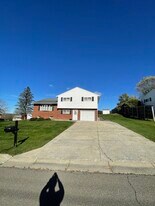 1005 Murray Hill Rd in Vestal, NY - Building Photo