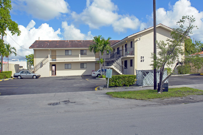 21-37 E 40th St in Hialeah, FL - Foto de edificio - Building Photo