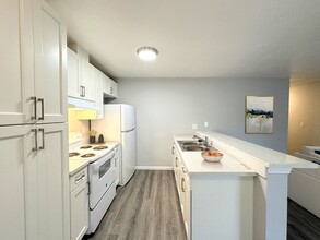 Lincoln Crest Apartments - Renovated Apart... in Stockton, CA - Building Photo - Interior Photo