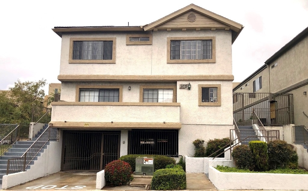 257 E Santa Anita Ave in Burbank, CA - Building Photo