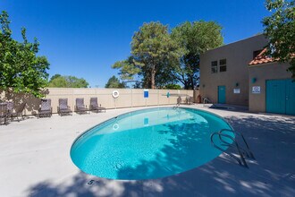 Las Kivas in Albuquerque, NM - Foto de edificio - Building Photo