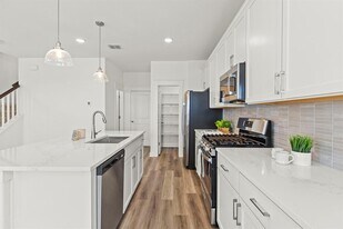 108 Hartson Dr in Taylor, TX - Building Photo