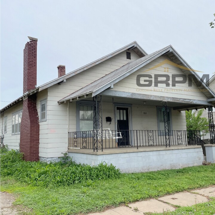 1312 N Washington St in Hutchinson, KS - Building Photo
