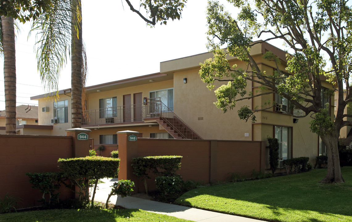 Robert's Apartments in Anaheim, CA - Building Photo