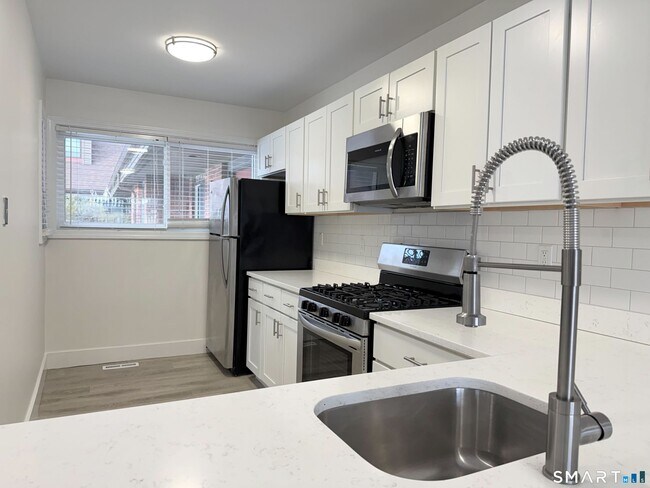 40 Montoya Dr in Branford, CT - Building Photo - Building Photo