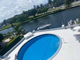 467 Golden Isles Dr in Hallandale Beach, FL - Building Photo