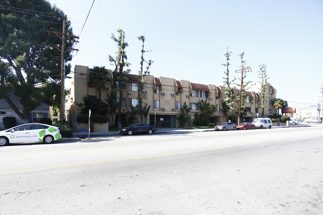 7139 Hazeltine Ave in Van Nuys, CA - Building Photo