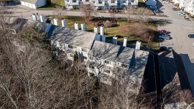 187 Lovers Ln in Torrington, CT - Foto de edificio - Building Photo