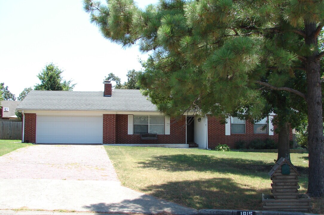 1815 Nightingale Cir in Mcalester, OK - Building Photo