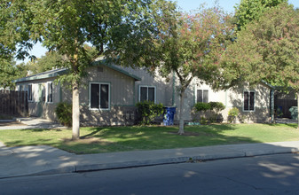 Desoto Gardens I & II in Fresno, CA - Building Photo - Building Photo