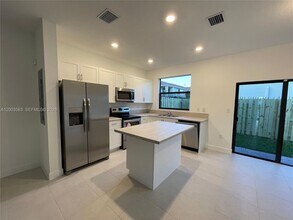 813 NE 211th St in North Miami Beach, FL - Building Photo - Building Photo