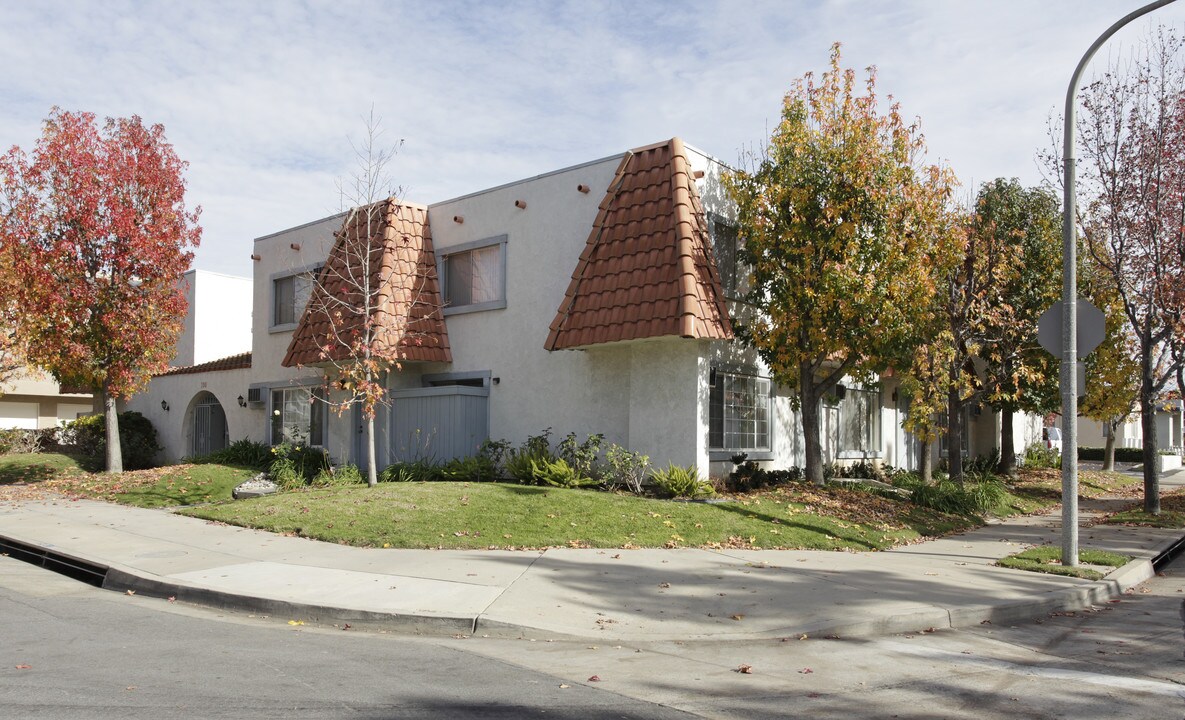 300 S Walnut Ave in Brea, CA - Building Photo