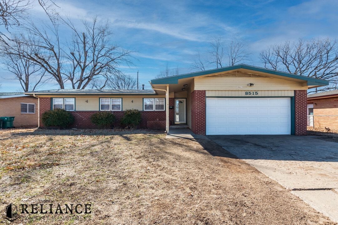 8515 W 9th St N in Wichita, KS - Foto de edificio