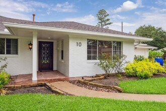 10 Pom Ct in Houston, TX - Building Photo - Building Photo
