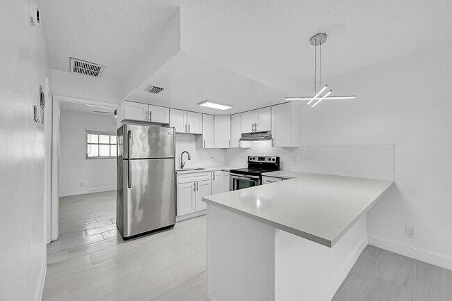 Centro Apartments - 3249 Coral Hills Dr. in Coral Springs, FL - Foto de edificio - Building Photo