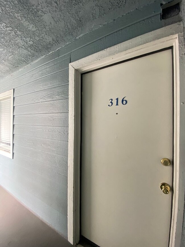 955 E 3rd St in Long Beach, CA - Foto de edificio - Building Photo