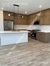 2755 E Teaberry Dr in Fresno, CA - Foto de edificio - Building Photo