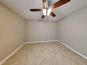 242 SW Oakridge Dr in Port St. Lucie, FL - Foto de edificio - Building Photo