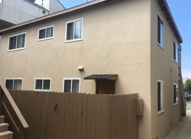 326 Hermosa Ave in Hermosa Beach, CA - Foto de edificio - Building Photo