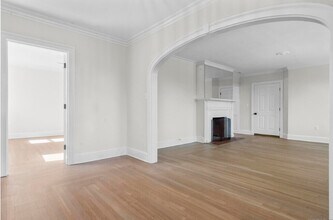 1070 Whitney Ave in Hamden, CT - Foto de edificio - Building Photo