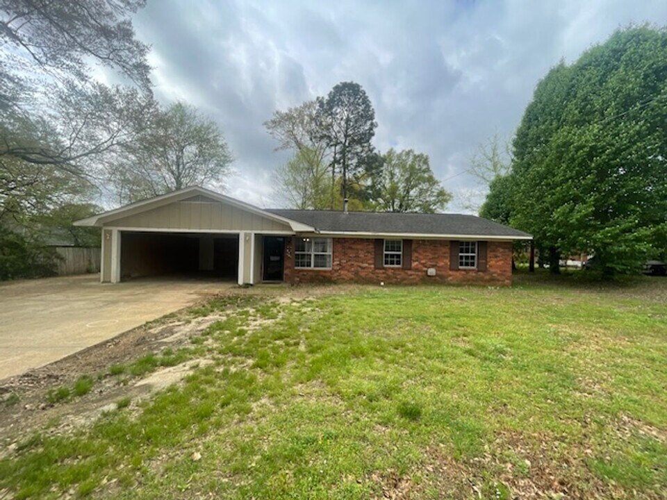 2409 Holmes St in Tupelo, MS - Building Photo