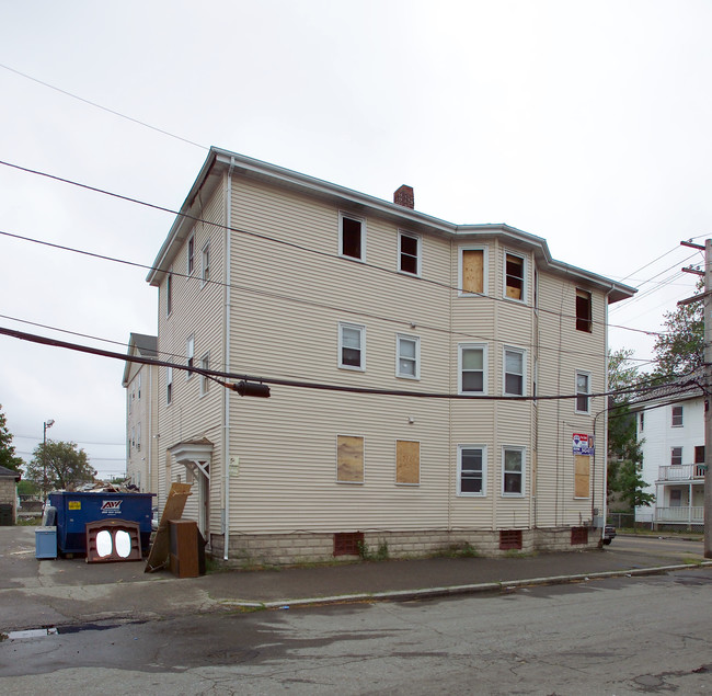 339 Douglas Ave in Providence, RI - Foto de edificio - Building Photo