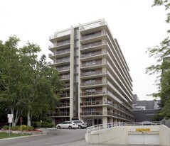 Sandpiper Apartments in Burlington, ON - Building Photo