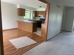 90 Granada Dr in White Lake, MI - Building Photo - Building Photo