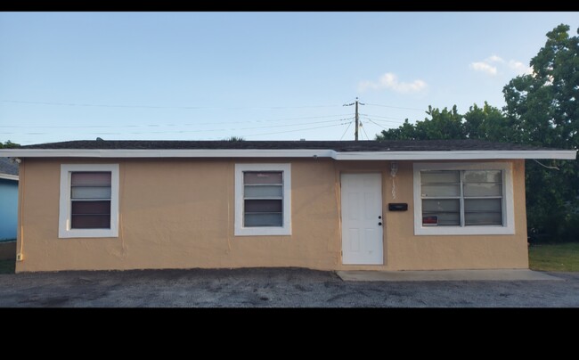 1365 W 35th St in Riviera Beach, FL - Building Photo - Building Photo