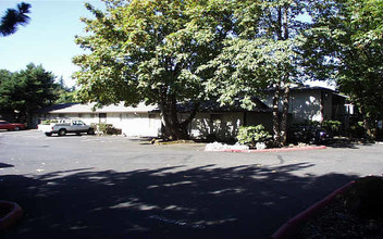 Glenview Woods Apartments in Portland, OR - Building Photo - Building Photo