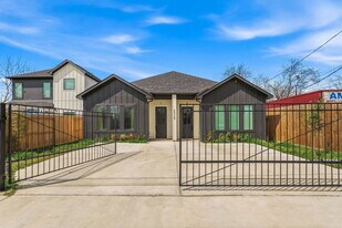 6528 Weston St in Houston, TX - Building Photo