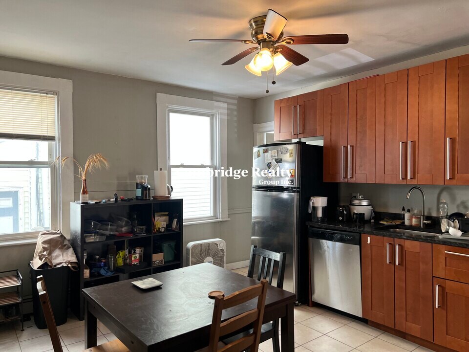 273 Cardinal Medeiros Ave, Unit 1T in Cambridge, MA - Building Photo