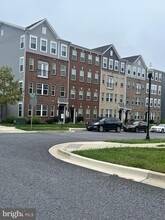 6943 Stoddert Ln in Hyattsville, MD - Foto de edificio - Building Photo