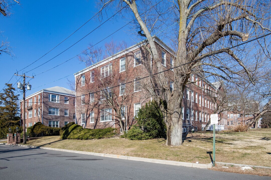 Crestwood Apartments in Woodmere, NY - Foto de edificio
