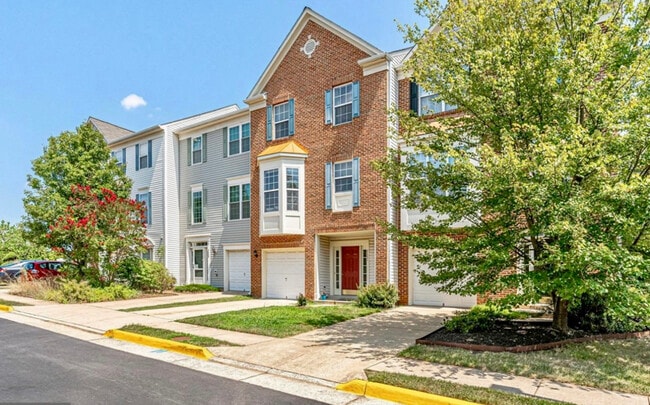 2451 Sugar Mill Way in Herndon, VA - Foto de edificio - Building Photo