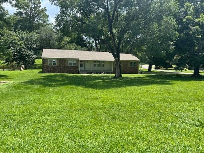 1259 Hampshire Pike in Columbia, TN - Building Photo - Building Photo