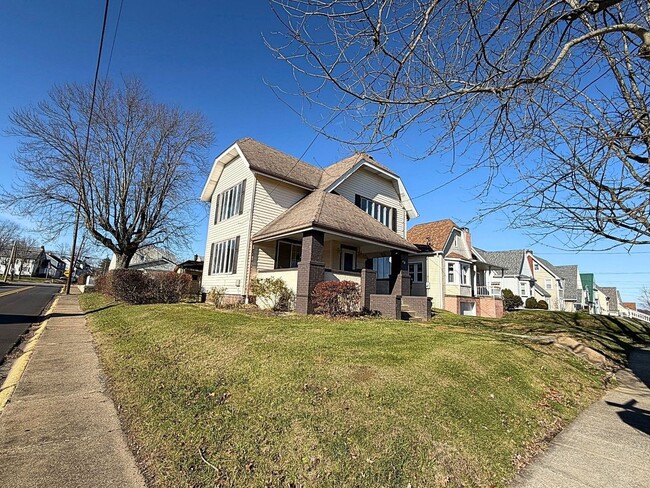 3741 Lindberg Way in Weirton, WV - Building Photo - Building Photo