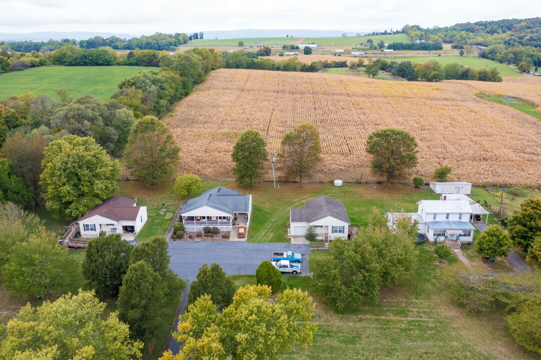 30 Country View Ln in Timberville, VA - Building Photo