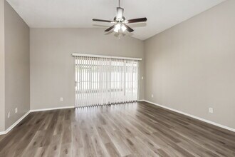 5701 Longleaf Dr in North Fort Myers, FL - Foto de edificio - Building Photo