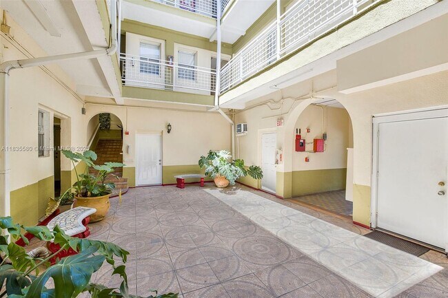 2300 W Flagler St in Miami, FL - Building Photo - Building Photo