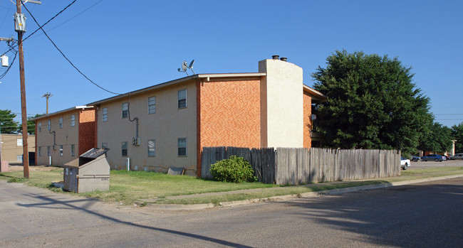 3302 Salisbury Ave in Lubbock, TX - Foto de edificio - Building Photo