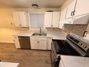 8024 N Bicentennial Loop SE, Unit 2 in Lacey, WA - Foto de edificio - Building Photo