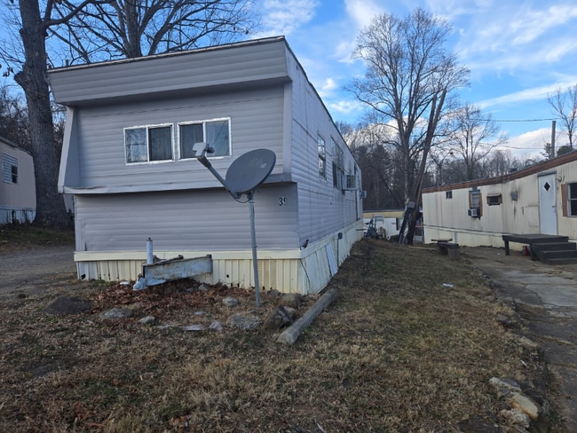 1075 Sweeten Creek Rd in Asheville, NC - Foto de edificio - Building Photo