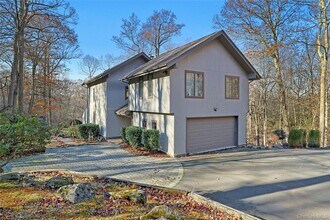 300 Clausland Mountain Rd in Blauvelt, NY - Building Photo - Building Photo