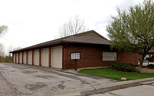 Pin Oak in Willard, OH - Foto de edificio - Building Photo